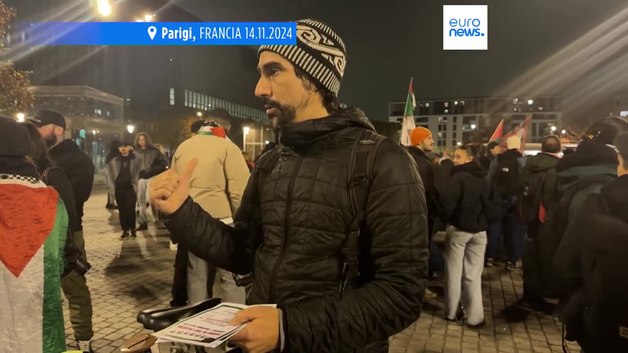 NOTIZIE DAL MONDO Centinaia di persone hanno protestato contro la partita di calcio Francia-Israele di Nations League a Parigi.una settimana dopo i violenti scontri scoppiati ad Amsterdam tra manifestanti pro-palestinesi e tifosi del Maccabi Tel Aviv