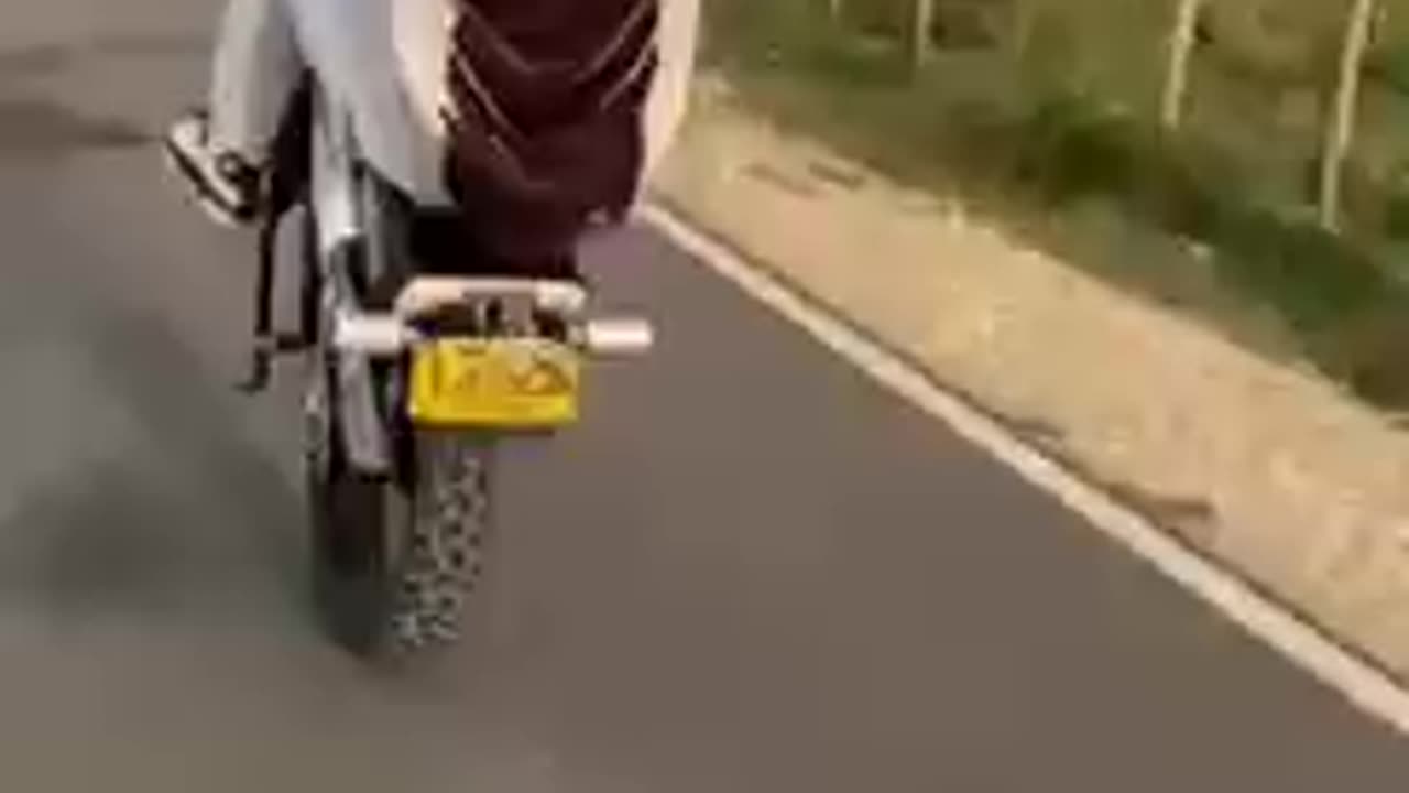 Andrés Akeiverson Tamayo Garcés en moto