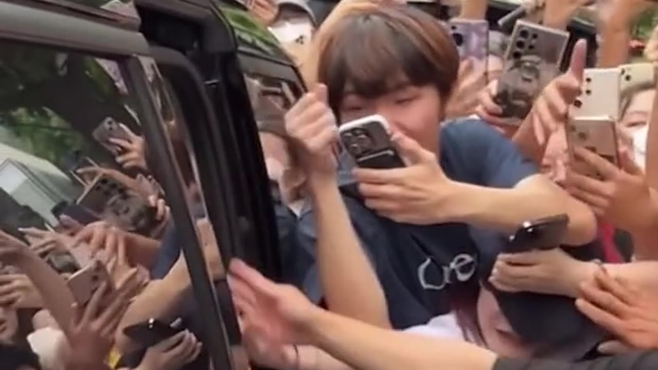 Rosé, Bodyguard, Manager and Fans 🤩