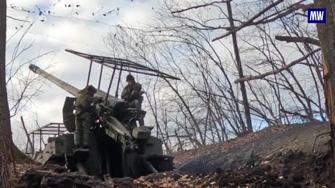 Crews of Giatsint-S self-propelled guns
