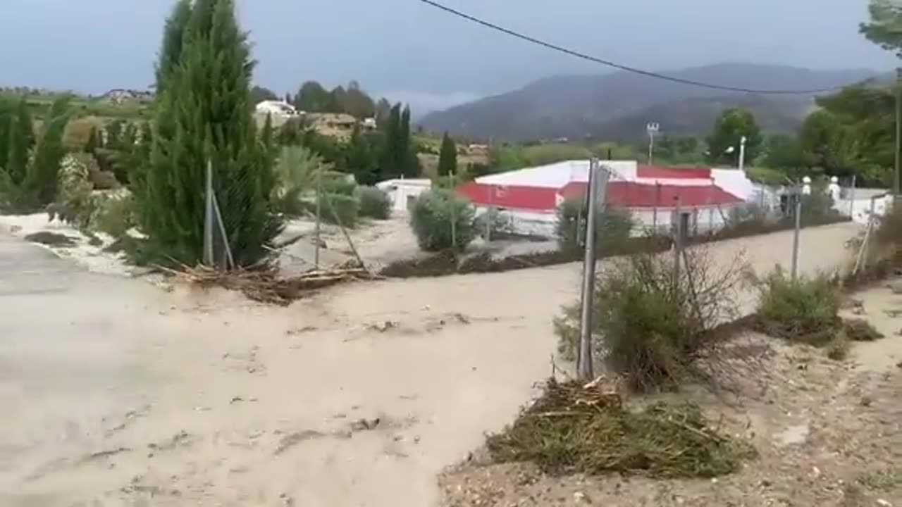 🌧Northern Spain was hit by heavy rains. The streets turned into rivers. P2