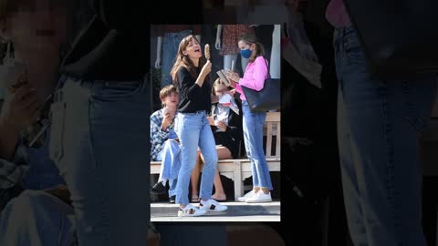 Celeb Gone MAD!! Jennifer Garner is Having Fun with Ice Cream Just Like She is 9 Years Old Child