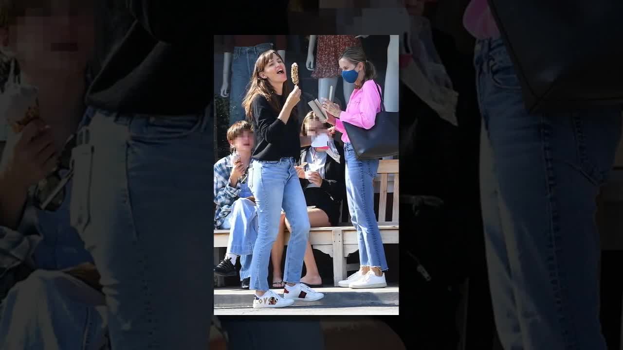 Celeb Gone MAD!! Jennifer Garner is Having Fun with Ice Cream Just Like She is 9 Years Old Child