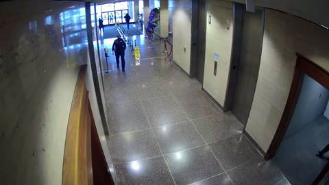 8003FCOB01ElevatorLobby_2021-01-06_13h20min00s977ms.mp4