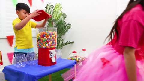 Emma_Pretend_Play_with_Colorful_Gumball_Machine_and_Sweets_Candy_Toys_for_Kids