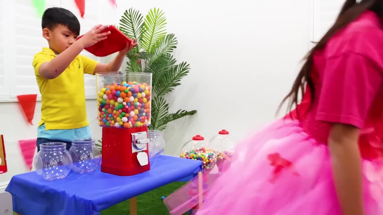 Emma_Pretend_Play_with_Colorful_Gumball_Machine_and_Sweets_Candy_Toys_for_Kids