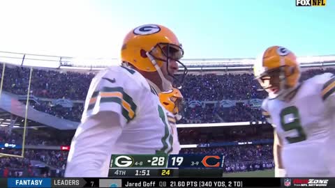 Aaron Rodgers salutes the Bears crowd after win