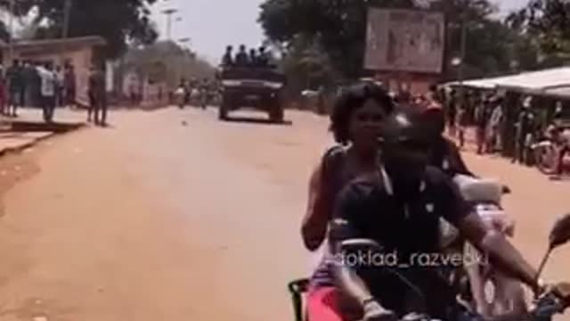 The CAR President visited Bangui PK9 today to reassure citizens that the city is well protected