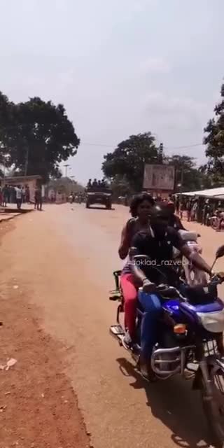 The CAR President visited Bangui PK9 today to reassure citizens that the city is well protected