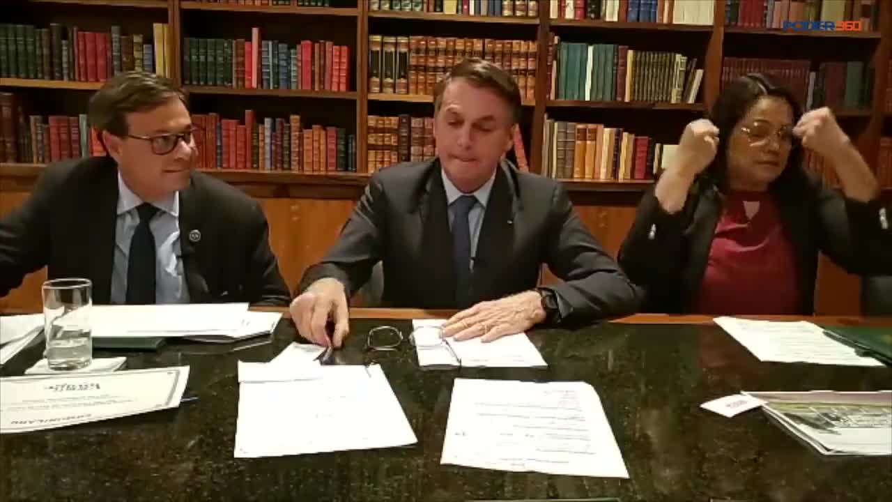 Michelle 'invade' live de Bolsonaro com buquê para comemorar 12 anos de casamento