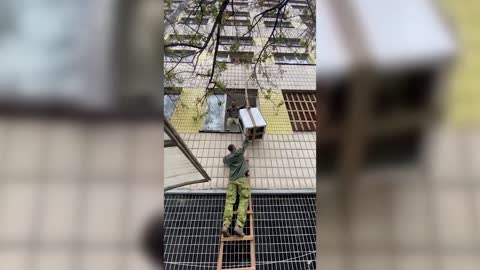 Ukrajinští vojenští lupiči a vykrádání bytů civilistů v Charkově