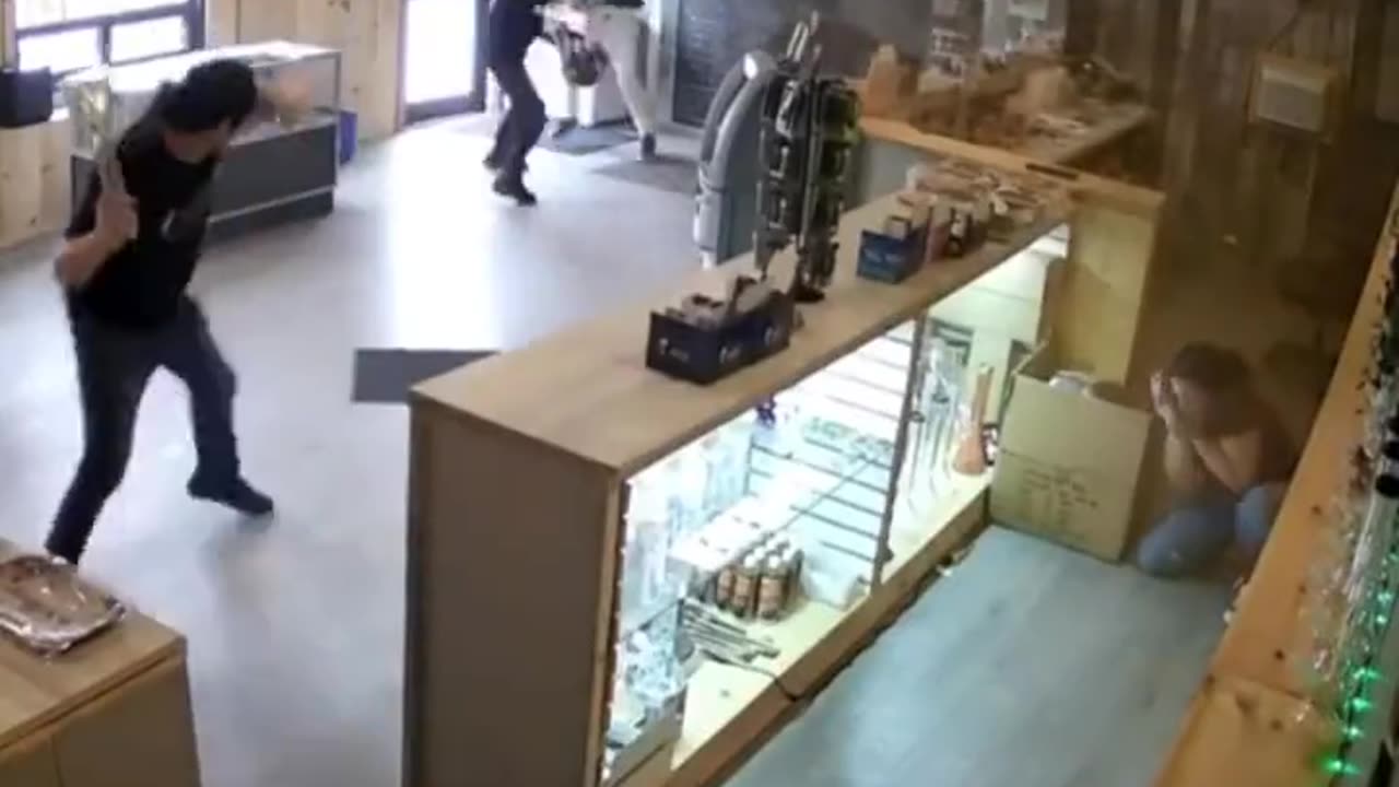 Guy fights off thieves with a bong