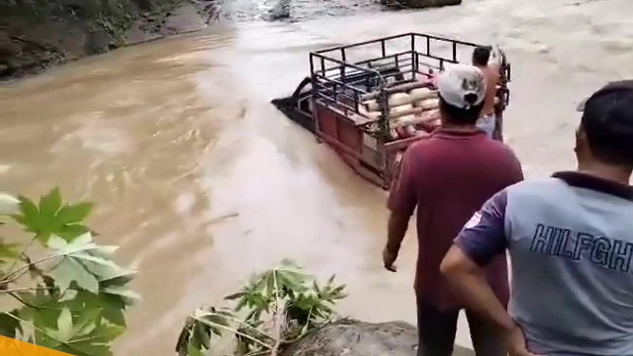 🚨Catastrophic floods strike Ecuador as non-stop rains wreak havoc, impacting 17 provinces! 🌧️