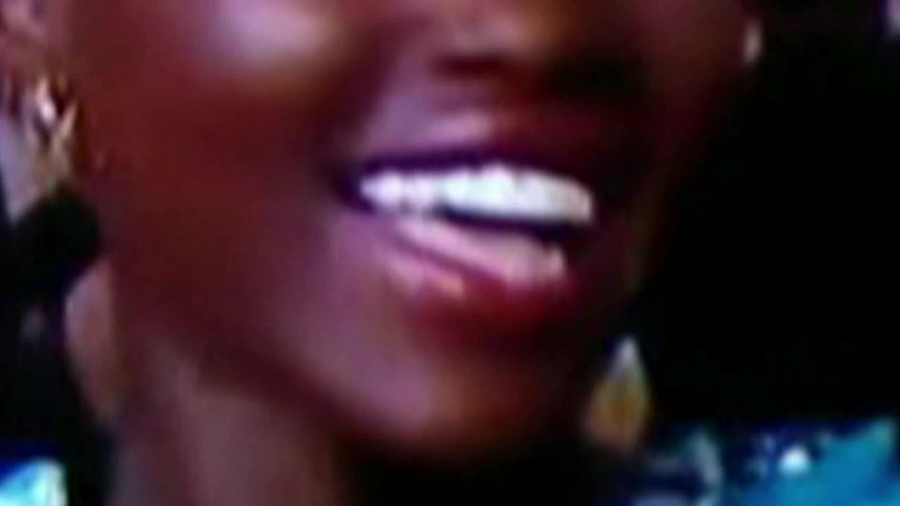 61. BLACK REPTILIAN VAMPIRE SHOWS FANGS