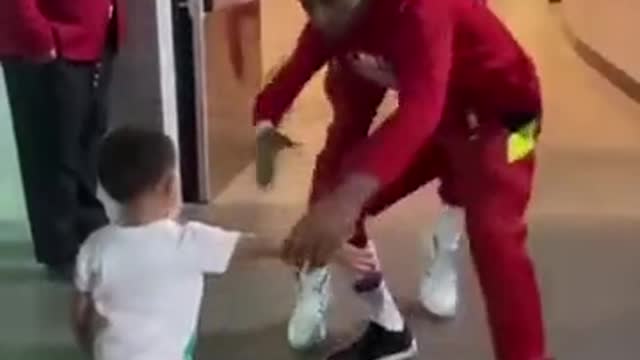This young fan’s reaction after giving NBA players high fives is amazing