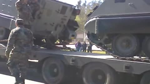 Subiendo una tanqueta militar a un camión (Tacuarembó 2014)