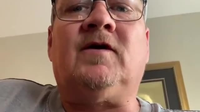 vaccinated man apologizes to the unvaxxinated. homme non vacciner s'excuse.