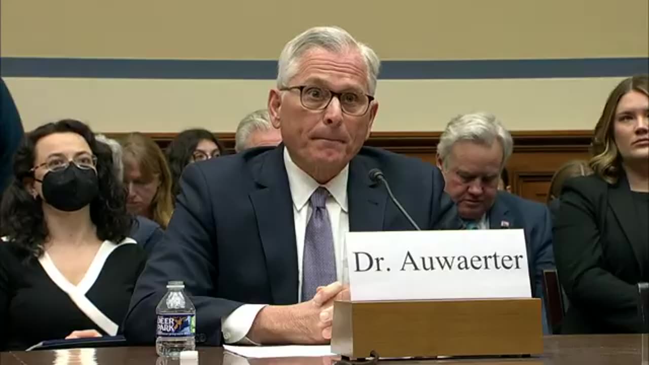 Ex-diretor do CDC depõe em audiência na Câmara sobre origens da Covid-19
