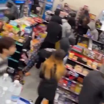 Inmigrantes ilegales saquean un supermercado en Texas