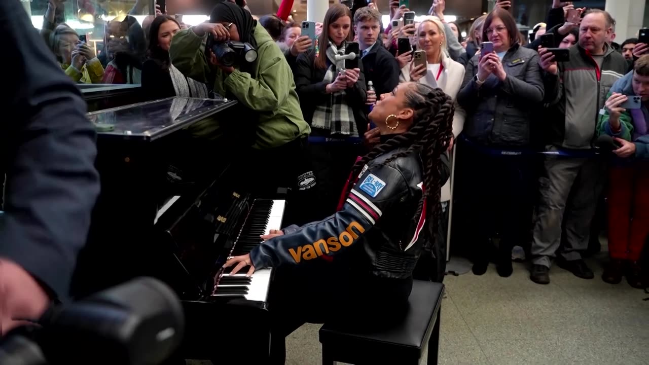 Alicia Keys serenades crowd at London train station