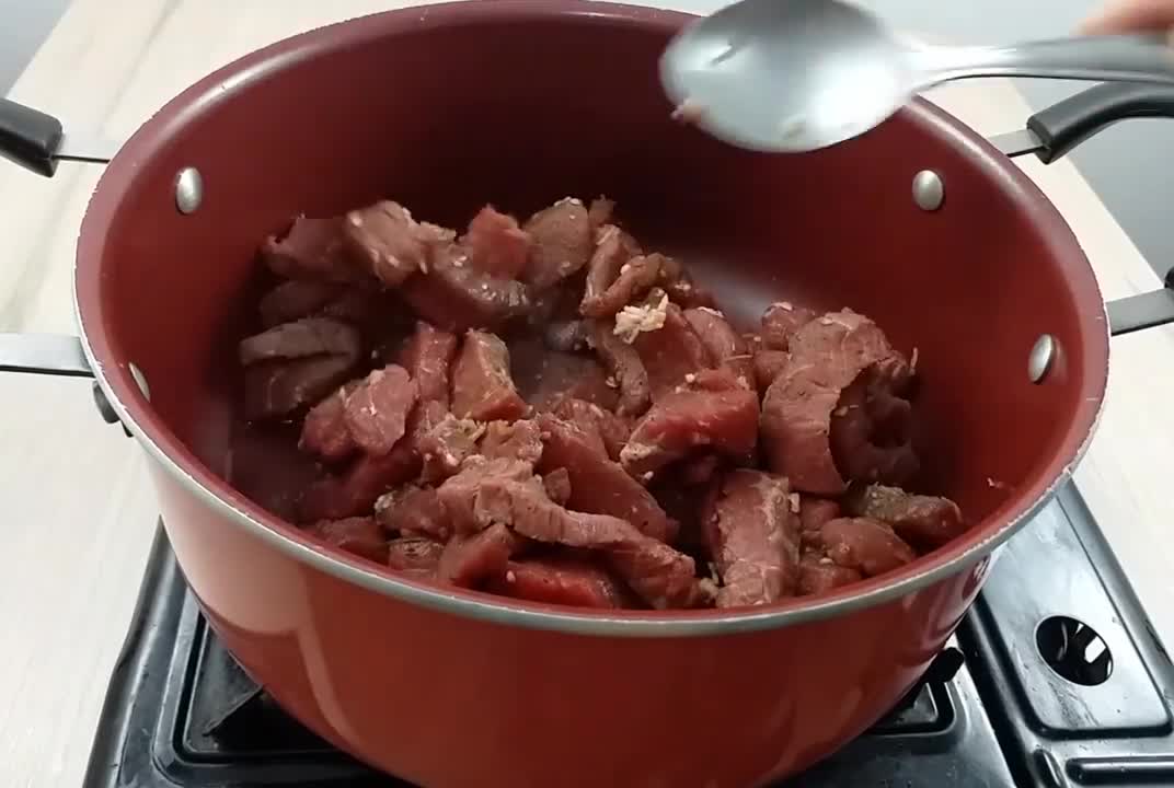 Tirinhas de carne com creme de batata! Receita super fácil e deliciosa!