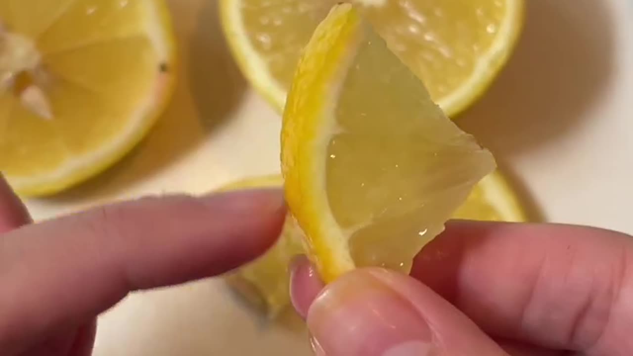 🍋 Eating Lemon with Peel: Surprising Benefits and Tasty Recipes! 🍋🍽️"