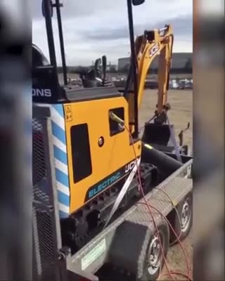 Here an electric shovel that provides 2 hours of work on a full battery