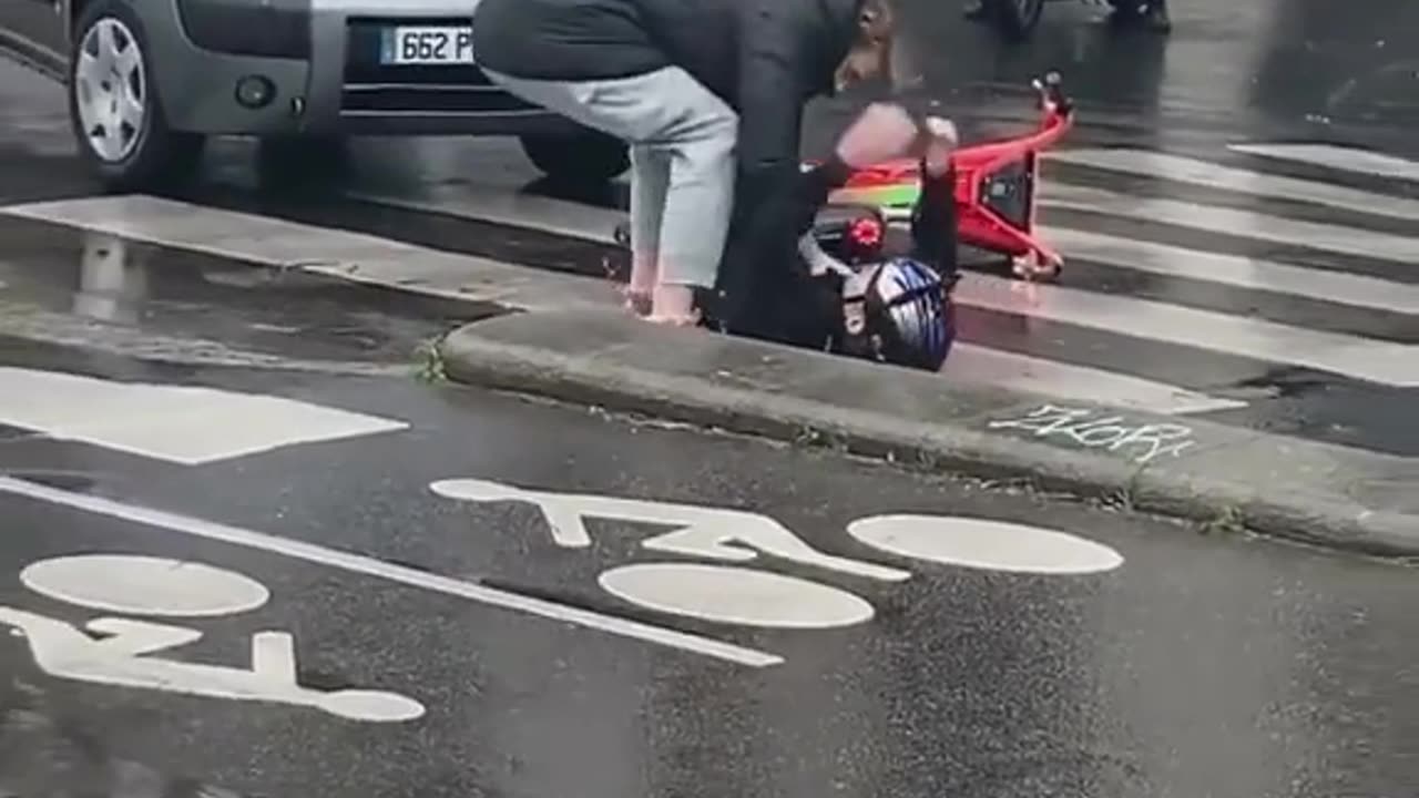 O motorista avançou uns 30cm na faixa...