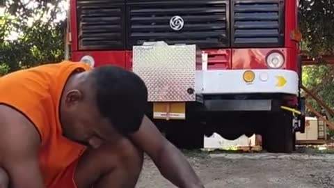 Dạo này bắt rắn hổ mang dễ thế nhỉ. Thêm vài lít rượu vào nữa là đẹp