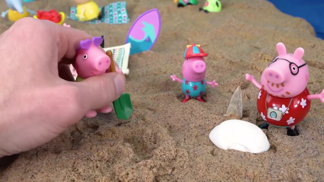 Peppa Pig at the Beach finds Dinosaur Fossils Toy Learning Video for Kids!