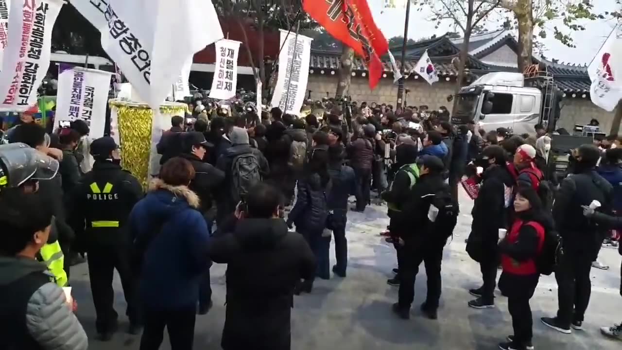 20191204_V3_S02(beoMwqL9U3o)민노총 대형횃불 들고 청와대로 돌진하다