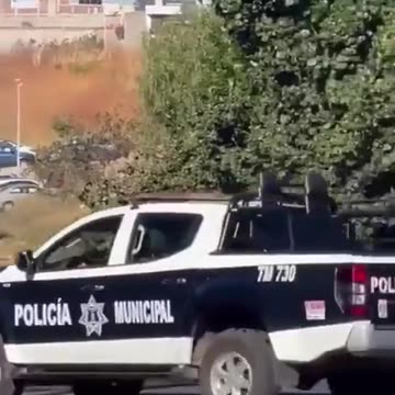 Mexico: Mexican Police flee the scene after seeing sicarios attacking the red pick up truck...