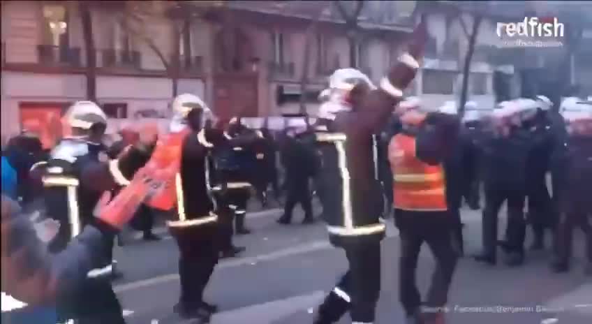 Pompierii francezi alaturi de protestatarii anti-vaccin si anti-pasaport vaccinal