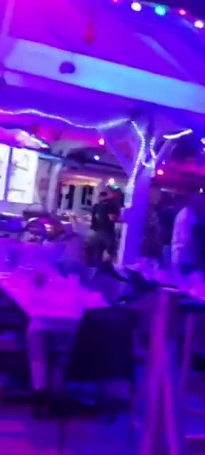 Guadeloupe Réveillon des militaires à Canella Beach debout, sans masques et sans distanciation