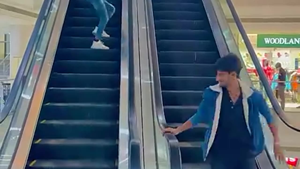 Slapping prank on random guy👿
