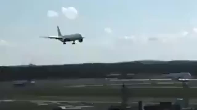 Incredible landing of a passenger plane