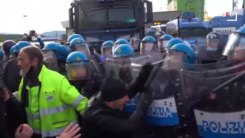 Trieste, soggetti pagati da noi lanciano lacrimogeni