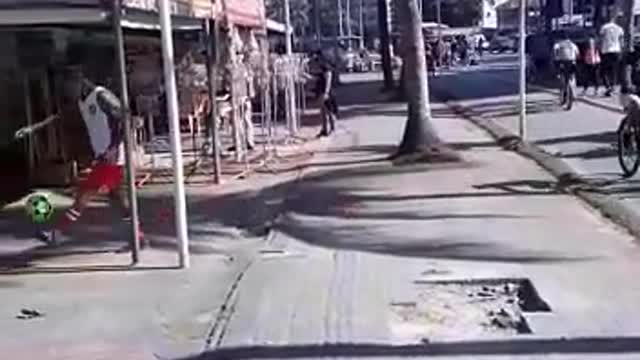 Bom de bola na praia do brasil, santos, SP.