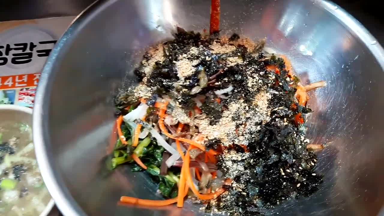 Bibimbab Gwangjang Market Traditional Korean Food Travelling to Seoul Koreaa 한국음식 비빔밥 광장시장