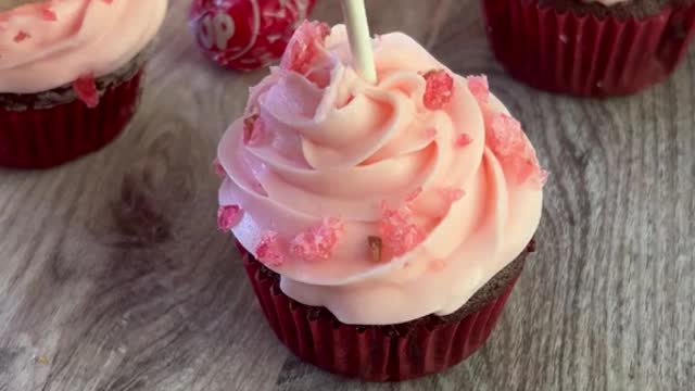 Cherry toosie pop cupcakes using the original filled pop, @Tootsie Roll Industries 🍒🧁 !!