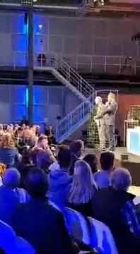 Een belegger richt het woord tot Hugo de Jonge