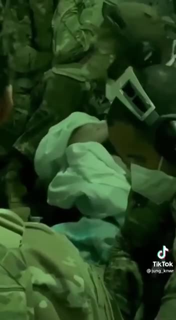 😪😪 baby rescued from a Dumb. We fight for the children !!!!