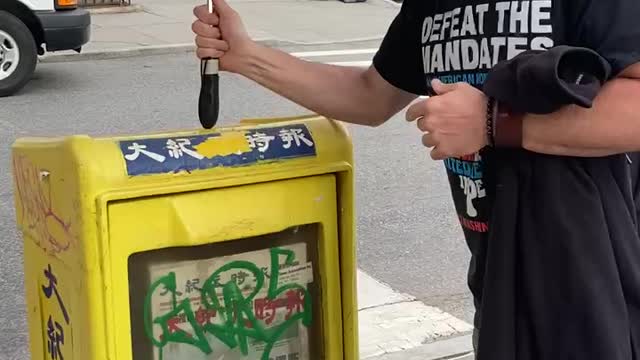 VIOLENT ATTACK filmed on innocent newspaper box