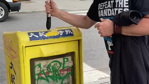 VIOLENT ATTACK filmed on innocent newspaper box