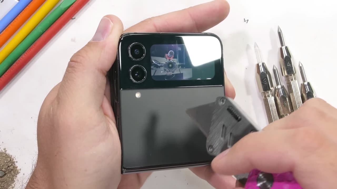 #Samsung #Zflip4 #Durabilitytest #android #smartphone Samsung Galaxy ZFlip4 Durability test