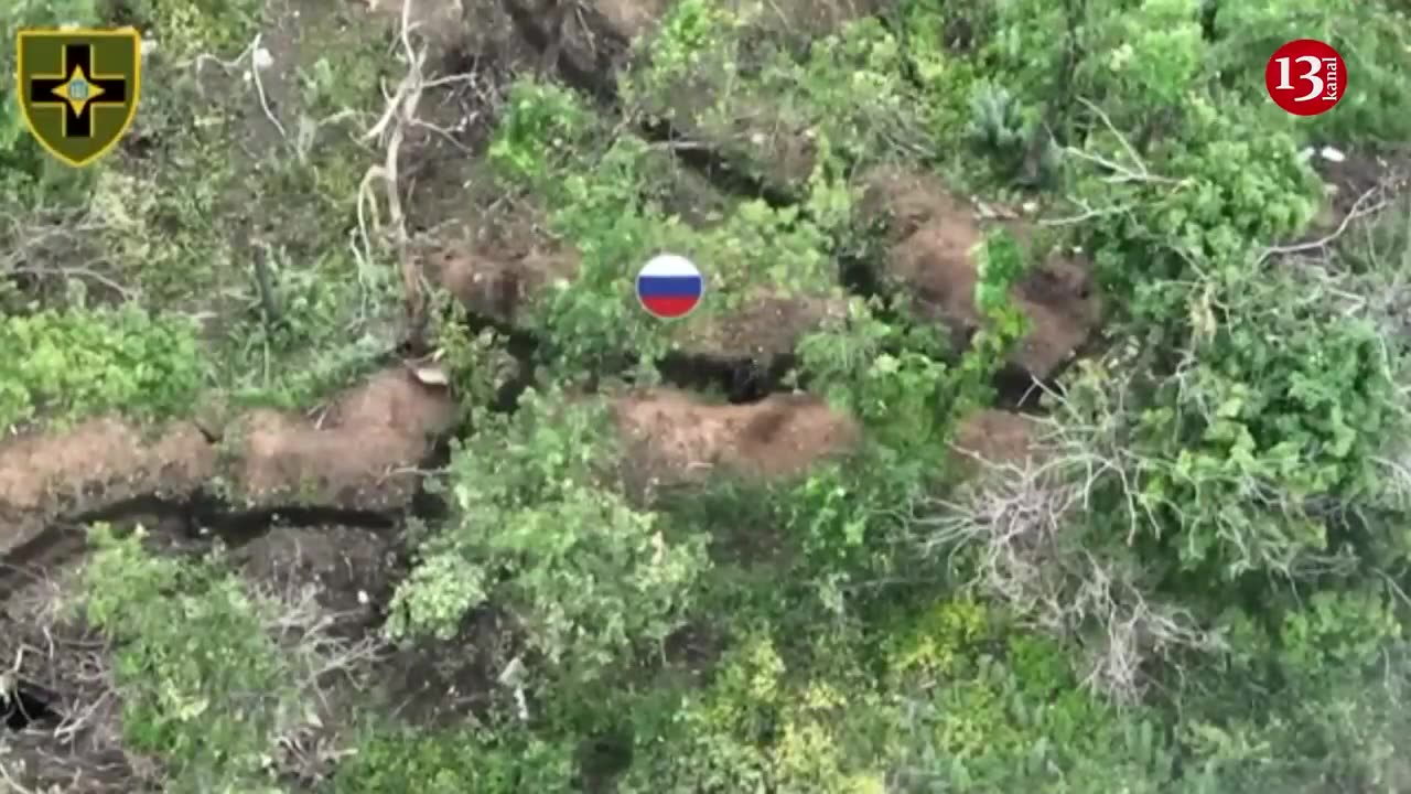 Moment the attacked Russians flee from a trench - Ukrainian fighters entered the trench