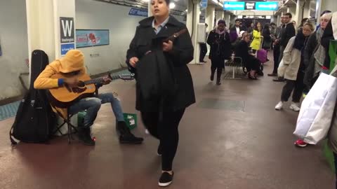 Subway performer stuns crowd with Fleetwood Mac's Landslide- Chicago, Il- Blue Line, Washington S