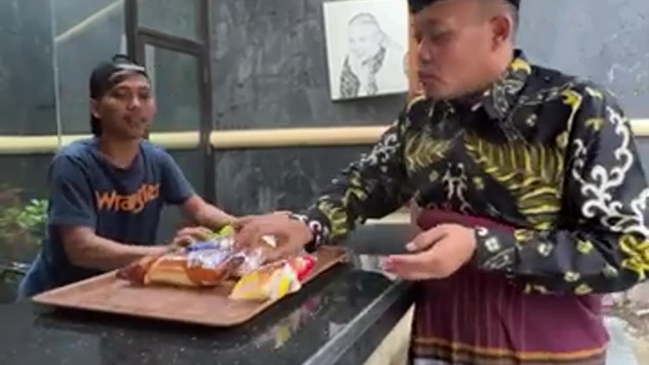 TUKIDI BELI ROTI