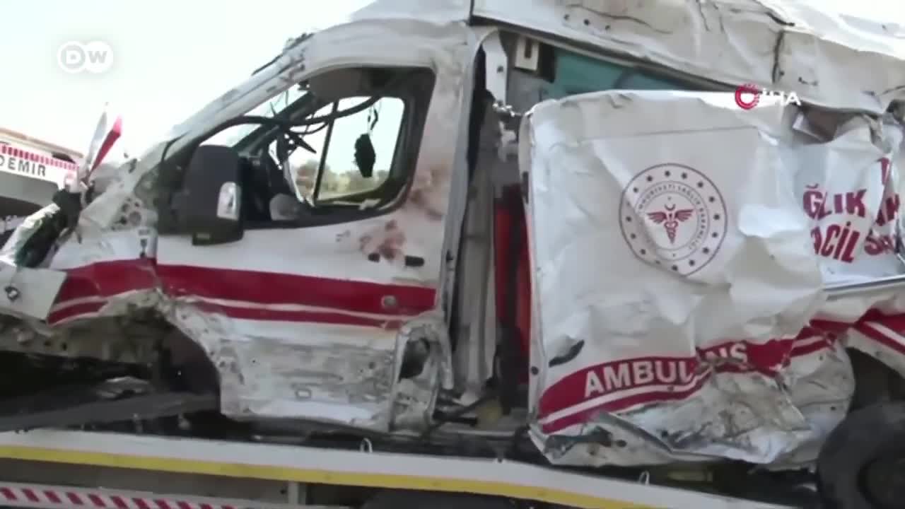 Dozens dead in Turkey after compounded road crashes | DW News