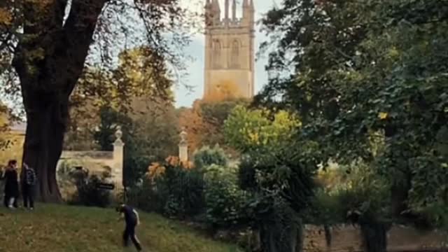 I like this atmosphere on the streets of England in autumn. The autumn will begin next Sunday